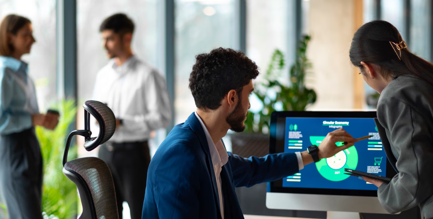 Participants échangeant devant un écran présentant des données numériques lors d’un webinaire sur Sage X3 et les solutions Kardol.