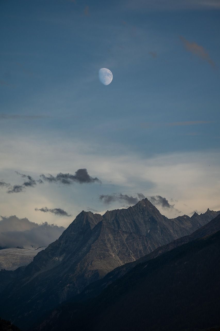 swiss-alps-8216616_1280.jpg